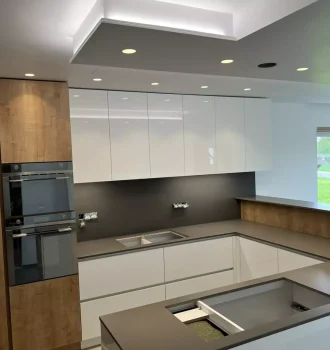 Modern Konyha - Magasfényű fehér famintával kombinálva