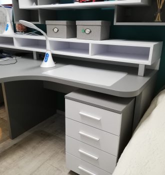 Gyerekszoba megvalósítva Nagykőrös - az asztal fölött irattartó