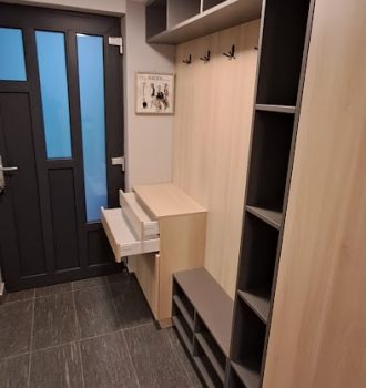 Klasszikus Előszoba Csemő - Tip-on nyítású ajtók és fiókok