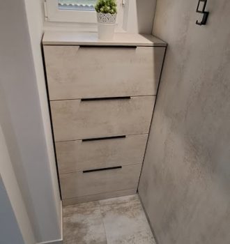 Modern Előszoba Érd - Chromix Fehér bútorlap a burkolathoz választva